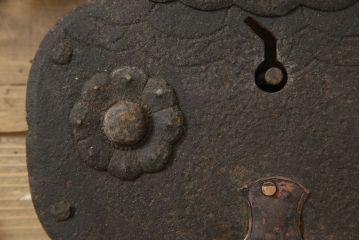アンティーク雑貨　巾着モチーフが趣あふれる蔵戸の錠前金具(ディスプレイ雑貨、蔵戸パーツ)(R-059804)