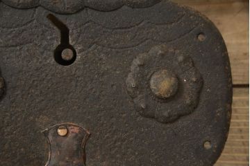 アンティーク雑貨　巾着モチーフが趣あふれる蔵戸の錠前金具(ディスプレイ雑貨、蔵戸パーツ)(R-059804)