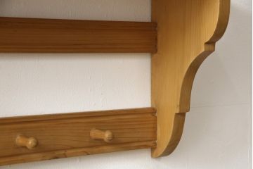 中古　パイン材　木の温かみを感じるナチュラルなウォールラック(壁掛け飾り棚、ウォールシェルフ、ウッドシェルフ、木製ラック)(R-059805)
