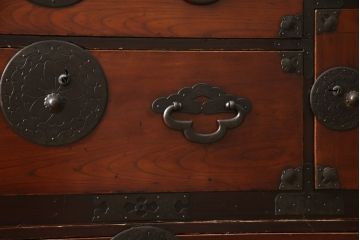 和製アンティーク　前面欅(ケヤキ)材　和の趣あふれる佇まいが魅力的な米沢箪笥(和箪笥、時代箪笥、衣装たんす、収納箪笥、引き出し)(R-059806)