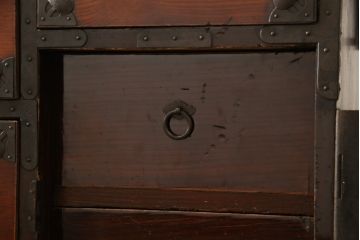 和製アンティーク　前面欅(ケヤキ)材　和の趣あふれる佇まいが魅力的な米沢箪笥・上段(和箪笥、時代箪笥、衣装たんす、収納箪笥、引き出し、サイドボード)(R-059807)
