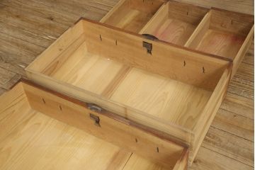 和製アンティーク　前面欅(ケヤキ)材　和の趣あふれる佇まいが魅力的な米沢箪笥・上段(和箪笥、時代箪笥、衣装たんす、収納箪笥、引き出し、サイドボード)(R-059807)