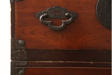 和製アンティーク　前面欅(ケヤキ)材　和の趣あふれる佇まいが魅力的な米沢箪笥・上段(和箪笥、時代箪笥、衣装たんす、収納箪笥、引き出し、サイドボード)(R-059807)