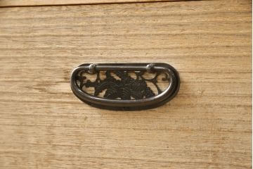 中古　国産　職人手造り　透かしの金具が素敵な総桐箪笥(並厚、総桐たんす、着物箪笥、和タンス、衣装箪笥)(R-059813)