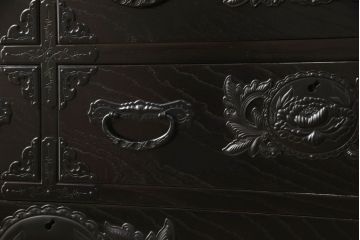 中古　欅産業　仙台箪笥　黒漆塗り　和モダンな空間づくりに活躍するサイドボード(サイドチェスト、引き出し、収納箪笥)(定価約57万円)(R-059815)