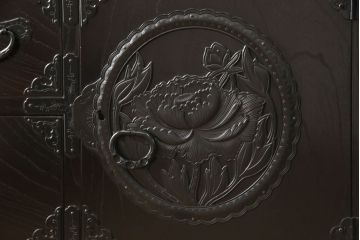 中古　欅産業　仙台箪笥　黒漆塗り　和モダンな空間づくりに活躍するサイドボード(サイドチェスト、引き出し、収納箪笥)(定価約57万円)(R-059815)