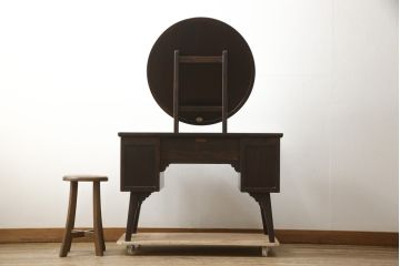 中古　松本民芸家具　西洋アンティークのような雰囲気を感じさせる、丸型一面鏡のドレッサー(鏡台、ミラー)(定価約43万円)(R-059817)