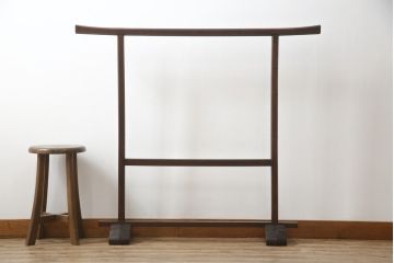 和製ビンテージ　松本民芸家具　総欅(ケヤキ)材　和の趣あふれる佇まいが魅力的な衣桁(衣紋掛け、ハンガーラック、ヴィンテージ)(R-059819)