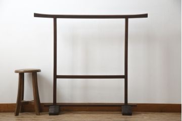 和製ビンテージ　松本民芸家具　総欅(ケヤキ)材　和の趣あふれる佇まいが魅力的な衣桁(衣紋掛け、ハンガーラック、ヴィンテージ)(R-059819)