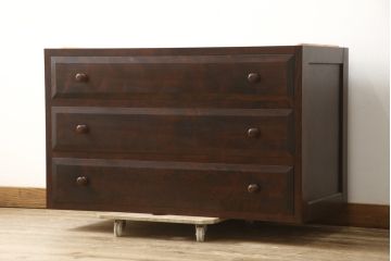 中古　松本民芸家具　天板・脚(台輪)付きリメイク　シックな佇まいが魅力!落ち着きのある空間づくりにおすすめのローチェスト(ローボード、テレビ台、サイドチェスト、引き出し)(R-059821)
