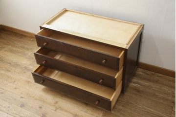 中古　松本民芸家具　天板・脚(台輪)付きリメイク　シックな佇まいが魅力!落ち着きのある空間づくりにおすすめのローチェスト(ローボード、テレビ台、サイドチェスト、引き出し)(R-059821)