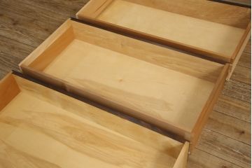 中古　松本民芸家具　天板・脚(台輪)付きリメイク　シックな佇まいが魅力!落ち着きのある空間づくりにおすすめのローチェスト(ローボード、テレビ台、サイドチェスト、引き出し)(R-059821)