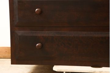 中古　松本民芸家具　天板・脚(台輪)付きリメイク　シックな佇まいが魅力!落ち着きのある空間づくりにおすすめのローチェスト(ローボード、テレビ台、サイドチェスト、引き出し)(R-059821)