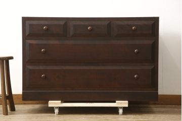 中古　松本民芸家具　天板リメイク　和・洋どちらにも取り入れやすい!シックな佇まいが魅力のローチェスト(ローボード、テレビ台、サイドチェスト、引き出し)(R-059823)