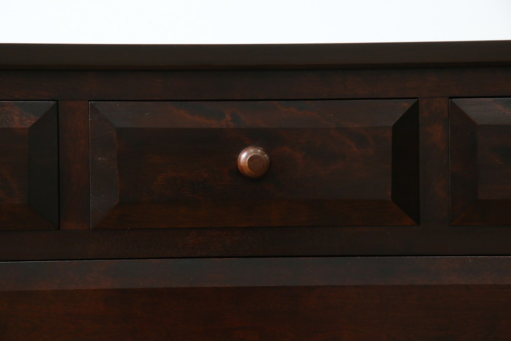 中古　松本民芸家具　和・洋どちらにも取り入れやすい!シックな佇まいが魅力のローチェスト　(R-059823)