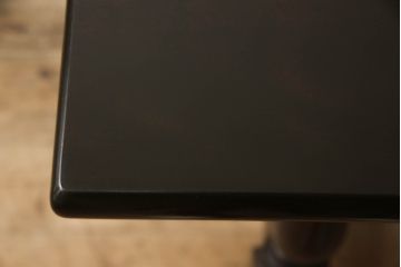 中古　美品　松本民芸家具　F型食卓　クラシカルな脚のデザインが目を引くダイニングテーブル(作業台、食卓、4人掛け)(定価約29万7千円)(R-059829)