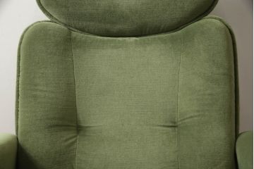 中古　美品　EKORNES(エコーネス)　スイングテーブル付き　オットマン付き　グリーンカラーが目を惹くリクライニングチェア(ストレスレスチェア、椅子、アームチェア、北欧、1人掛けソファ)(R-059831)
