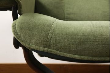 中古　美品　EKORNES(エコーネス)　スイングテーブル付き　オットマン付き　グリーンカラーが目を惹くリクライニングチェア(ストレスレスチェア、椅子、アームチェア、北欧、1人掛けソファ)(R-059831)