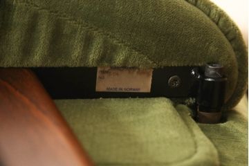 中古　美品　EKORNES(エコーネス)　スイングテーブル付き　オットマン付き　グリーンカラーが目を惹くリクライニングチェア(ストレスレスチェア、椅子、アームチェア、北欧、1人掛けソファ)(R-059831)