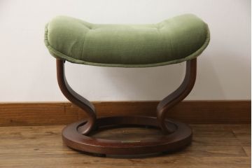中古　美品　EKORNES(エコーネス)　スイングテーブル付き　オットマン付き　グリーンカラーが目を惹くリクライニングチェア(ストレスレスチェア、椅子、アームチェア、北欧、1人掛けソファ)(R-059831)