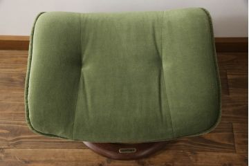 中古　美品　EKORNES(エコーネス)　スイングテーブル付き　オットマン付き　グリーンカラーが目を惹くリクライニングチェア(ストレスレスチェア、椅子、アームチェア、北欧、1人掛けソファ)(R-059831)