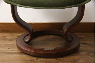中古　美品　EKORNES(エコーネス)　スイングテーブル付き　オットマン付き　グリーンカラーが目を惹くリクライニングチェア(ストレスレスチェア、椅子、アームチェア、北欧、1人掛けソファ)(R-059831)