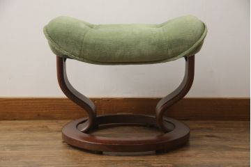 中古　美品　EKORNES(エコーネス)　スイングテーブル付き　オットマン付き　グリーンカラーが目を惹くリクライニングチェア(ストレスレスチェア、椅子、アームチェア、北欧、1人掛けソファ)(R-059831)