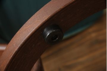 中古　美品　EKORNES(エコーネス)　スイングテーブル付き　オットマン付き　グリーンカラーが目を惹くリクライニングチェア(ストレスレスチェア、椅子、アームチェア、北欧、1人掛けソファ)(R-059831)