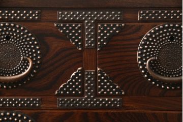 中古　美品　岩谷堂箪笥　あられ紋様の金具が目を惹く、和モダンな空間づくりにおすすめのサイドチェスト(引き出し、収納箪笥、整理箪笥、和タンス)(R-059832)