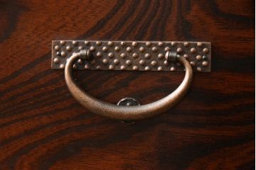 中古　美品　岩谷堂箪笥　あられ紋様の金具が目を惹く、和モダンな空間づくりにおすすめのサイドチェスト(引き出し、収納箪笥、整理箪笥、和タンス)(R-059832)
