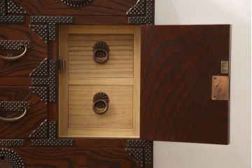 中古　美品　岩谷堂箪笥　あられ紋様の金具がモダンな雰囲気を醸し出す車箪笥(サイドチェスト、引き出し、収納箪笥、整理箪笥、和タンス)(R-059835)