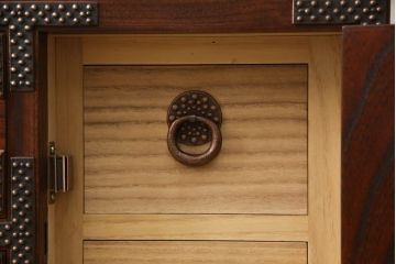 中古　美品　岩谷堂箪笥　あられ紋様の金具がモダンな雰囲気を醸し出す車箪笥(サイドチェスト、引き出し、収納箪笥、整理箪笥、和タンス)(R-059835)