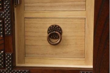 中古　美品　岩谷堂箪笥　あられ紋様の金具がモダンな雰囲気を醸し出す車箪笥(サイドチェスト、引き出し、収納箪笥、整理箪笥、和タンス)(R-059835)