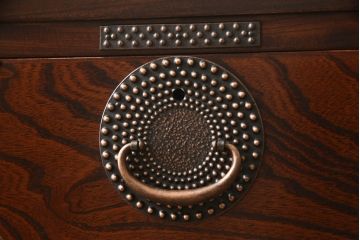 中古　美品　岩谷堂箪笥　あられ紋様の金具がモダンな雰囲気を醸し出す車箪笥(サイドチェスト、引き出し、収納箪笥、整理箪笥、和タンス)(R-059835)