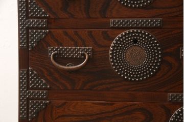 中古　美品　岩谷堂箪笥　あられ紋様の金具がモダンな雰囲気を醸し出す車箪笥(サイドチェスト、引き出し、収納箪笥、整理箪笥、和タンス)(R-059835)