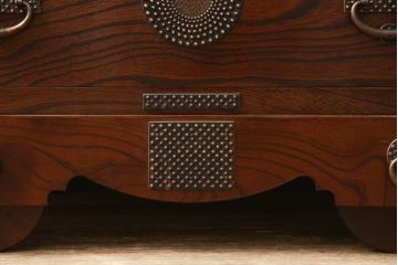 中古　美品　岩谷堂箪笥　あられ紋様の金具がモダンな雰囲気を醸し出す車箪笥(サイドチェスト、引き出し、収納箪笥、整理箪笥、和タンス)(R-059835)