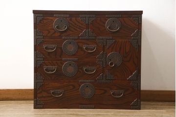 中古　美品　岩谷堂箪笥　あられ紋様の金具がモダンな雰囲気を醸し出す車箪笥(サイドチェスト、引き出し、収納箪笥、整理箪笥、和タンス)(R-059835)