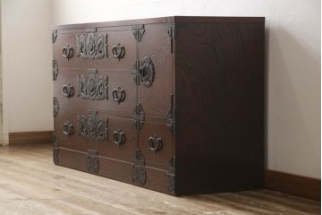 中古　美品　岩谷堂箪笥　黒々とした存在感のある金具が目を引くサイドボード(テレビボード、テレビ台、和タンス、サイドチェスト、衣装箪笥)(R-059836)