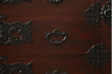 中古　美品　岩谷堂箪笥　黒々とした存在感のある金具が目を引くサイドボード(テレビボード、テレビ台、和タンス、サイドチェスト、衣装箪笥)(R-059836)