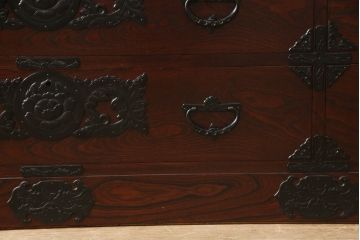 中古　美品　岩谷堂箪笥　黒々とした存在感のある金具が目を引くサイドボード(テレビボード、テレビ台、和タンス、サイドチェスト、衣装箪笥)(R-059836)
