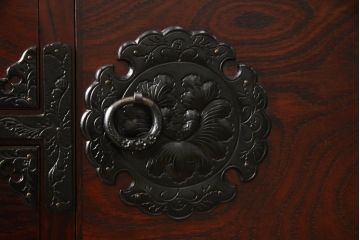 中古　美品　岩谷堂箪笥　黒々とした存在感のある金具が目を引くサイドボード(テレビボード、テレビ台、和タンス、サイドチェスト、衣装箪笥)(R-059836)