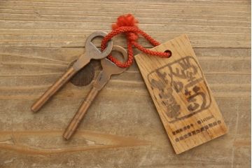 中古　美品　岩谷堂箪笥　黒々とした存在感のある金具が目を引くサイドボード(テレビボード、テレビ台、和タンス、サイドチェスト、衣装箪笥)(R-059836)