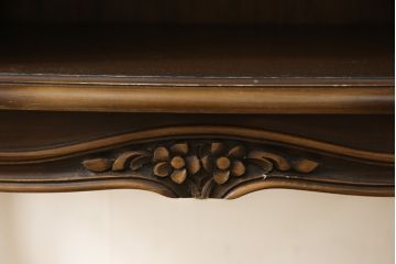 中古　カリモク家具(karimoku)　domani(ドマーニ)　Louis(ルイ)XVシリーズ　優雅なレリーフが上品なサイドテーブル(コーヒーテーブル、飾り台、花台)(R-059840)