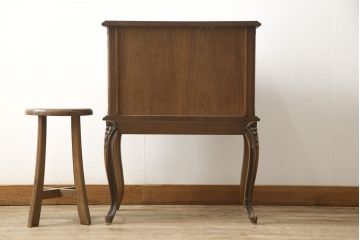 中古　カリモク家具(karimoku)　domani(ドマーニ)　Louis(ルイ)XVシリーズ　優雅なレリーフが上品なサイドテーブル(コーヒーテーブル、飾り台、花台)(R-059840)