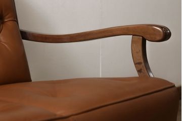 中古　美品　奈技工房　明るい色味の本革が目を惹く3人掛けレザーソファ(3Pソファ、アームソファ、トリプルソファ)(定価約45万円)(R-059844)