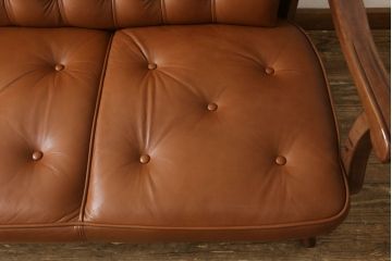 中古　美品　奈技工房　明るい色味の本革が目を惹く3人掛けレザーソファ(3Pソファ、アームソファ、トリプルソファ)(定価約45万円)(R-059844)