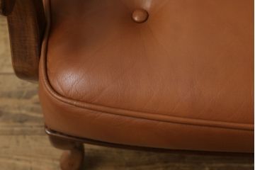 中古　美品　奈技工房　明るい色味の本革が目を惹く3人掛けレザーソファ(3Pソファ、アームソファ、トリプルソファ)(定価約45万円)(R-059844)