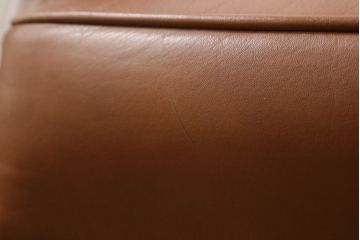 中古　美品　奈技工房　明るい色味の本革が目を惹く3人掛けレザーソファ(3Pソファ、アームソファ、トリプルソファ)(定価約45万円)(R-059844)
