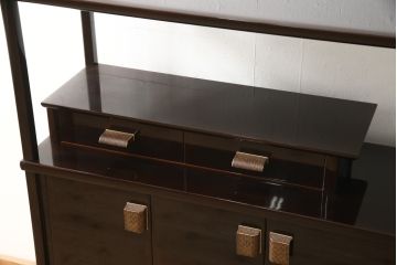 中古　美品　最高級　国産工芸家具　黒タン　漆塗りの艶が美しい和モダンな飾り棚(黒檀、茶棚、違い棚、収納棚、戸棚、陳列棚)(定価約120万円)(R-059846)