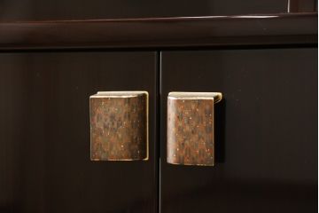 中古　美品　最高級　国産工芸家具　黒タン　漆塗りの艶が美しい和モダンな飾り棚(黒檀、茶棚、違い棚、収納棚、戸棚、陳列棚)(定価約120万円)(R-059846)